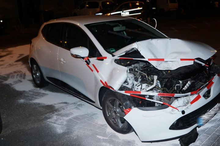 Trotz des Schadens am Wagen, wollte der Fahrer nach dem Auffahrunfall weiterfahren.