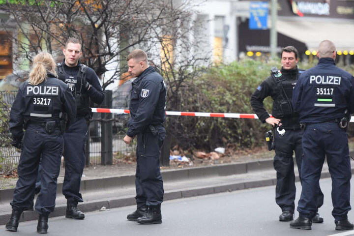 Ein Polizist wurde während einer Verkehrskontrolle in Berlin-Neukölln angefahren.