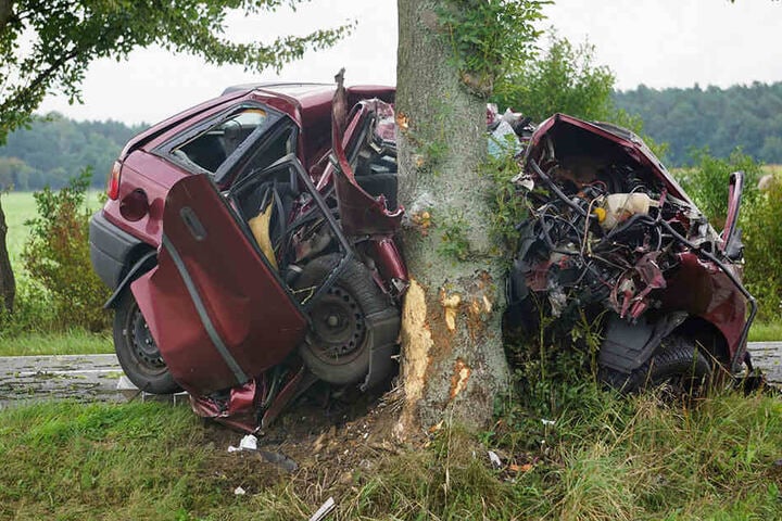 Die 52-jährige Fahrerin starb. Der Astra ist nach dem Unfall Schott.