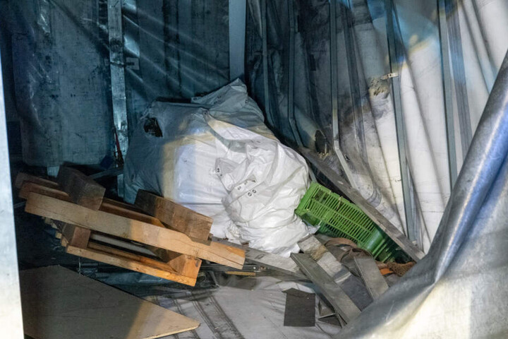 Das Guss-Teil, in weißer Verpackung, könnte sich während der Fahrt gelöst haben.