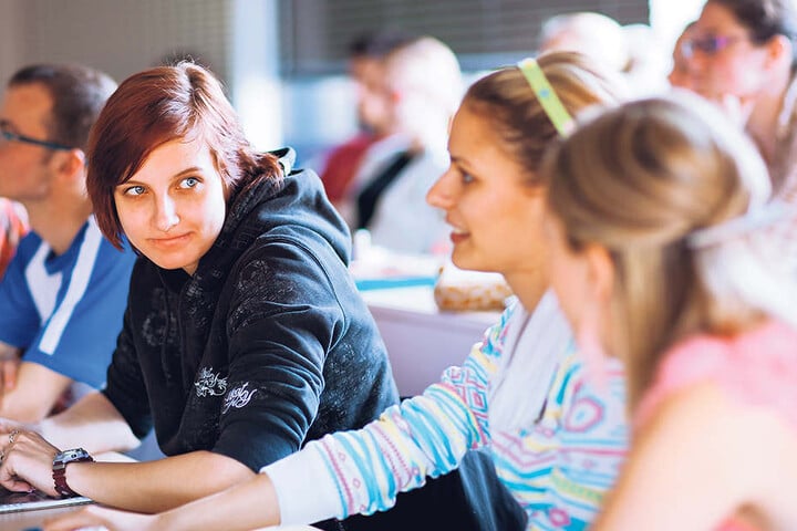 Die Weitergabe von Infos über vermeintlich missliebige Lehrer dürfe aber nicht zur Denunzierung führen, sagt der AfD-Mann. Wie das funktionieren soll - unklar.