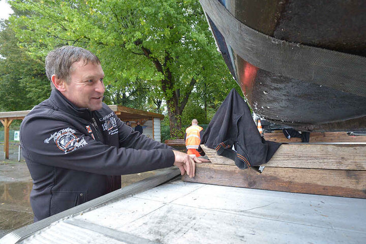 Tschüss, Perle! Gondelchef Falko
Hirsch (43) mottet seine „Schlossteichperle“ ein. Erst im Frühjahr wird das Boot
wieder für den Gondelbetrieb
aufgehübscht.