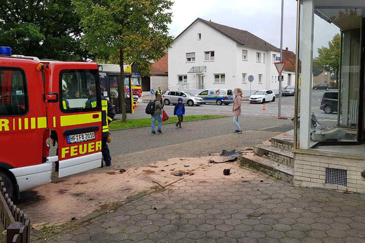 Eine Treppe und ein Schaufenster erwischte der Wagen.