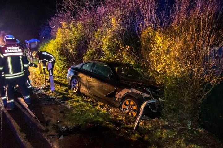 Ein zweites Unfallfahrzeug liegt in einer Böschung neben der Straße.