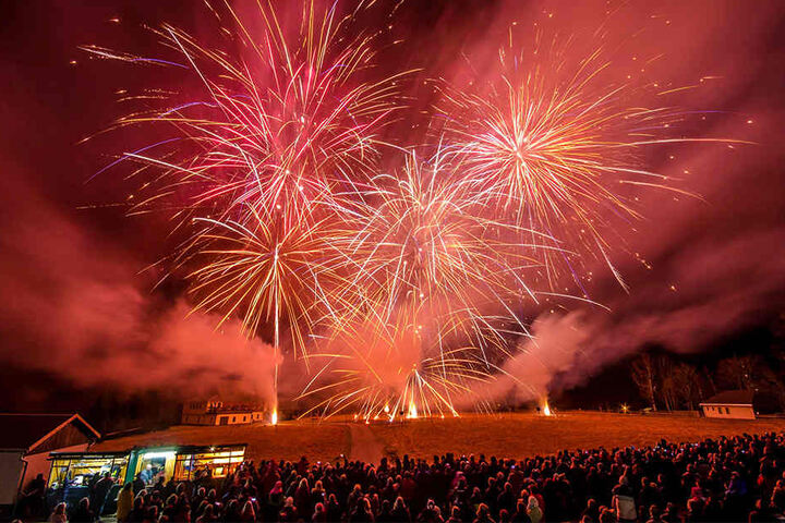 Von der Pyro-Show in Kühnhaide werden zahlreiche Besucher angezogen.