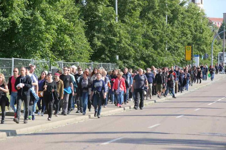 Fans strömen ins Ostragehege. Ab 17 Uhr ist Einlass.