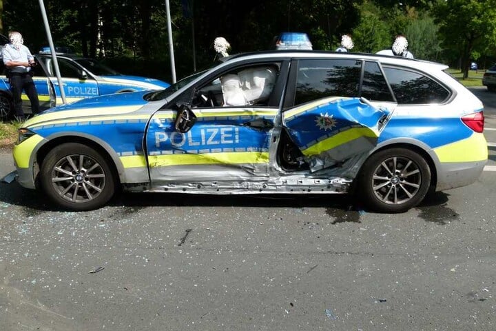 Der Mercedes krachte in die Fahrerseite des Streifenwagens.