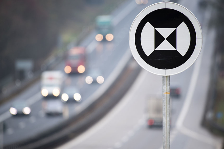 Die schwarz-weißen Schilder dienen als Orientierungspunkte für automatisch fahrende Autos.