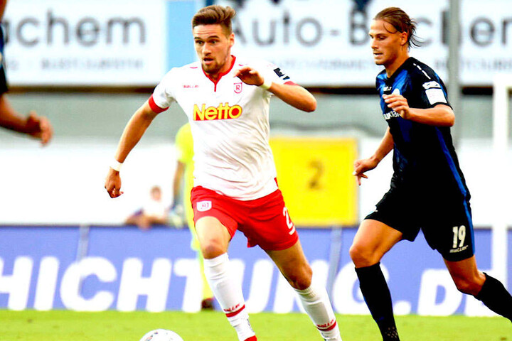 Jonas Nietfeld (l.) im Trikot des SSV Jahn Regensburg vor Paderborns Tobias Schwede am Ball. Vielleicht kehrt "Nieter" im Winter ja zurück zum FSV Zwickau.