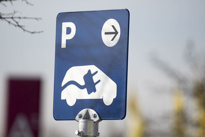 Dieses Schild lädt zum Laden.