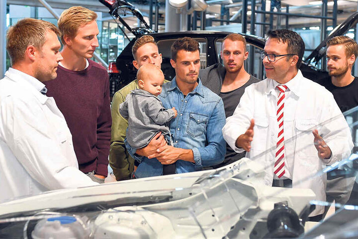 Die Dynamo-Kicker lauschten gespannt den Erklärungen am Schnittmodell eines e-Golfs.