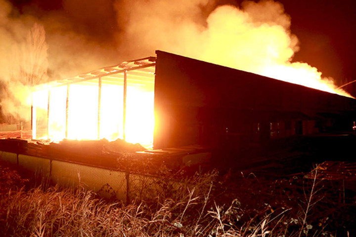 Die Kameraden der Feuerwehr waren stundenlang damit beschäftigt, das Feuer zu löschen.