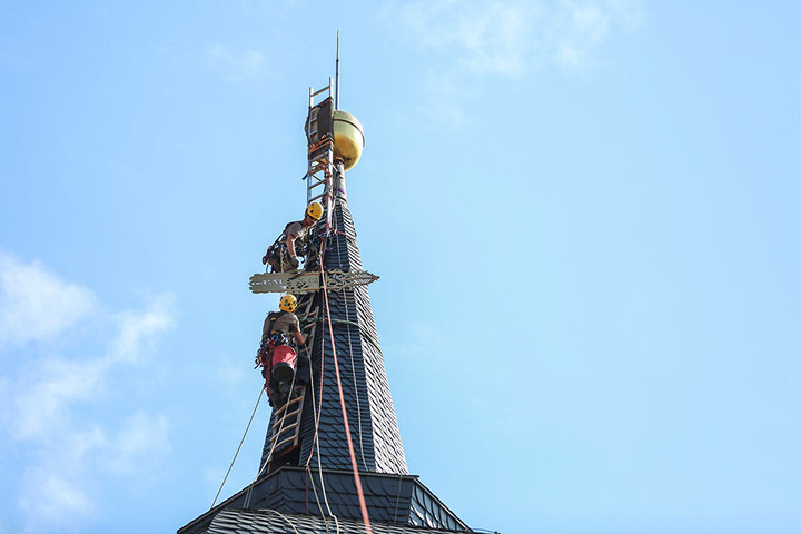 Jetzt thront die Wetterfahne wieder auf der Turmspitze über der Stadt.