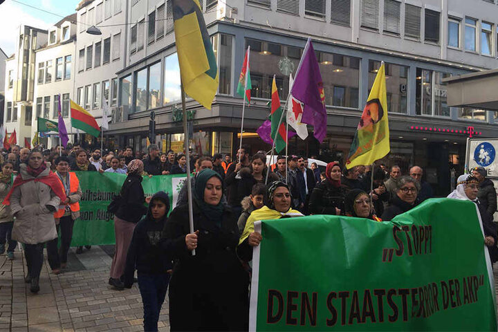 "Stoppt den Staatsterror der AKP" ist auf einem der Banner zu lesen.