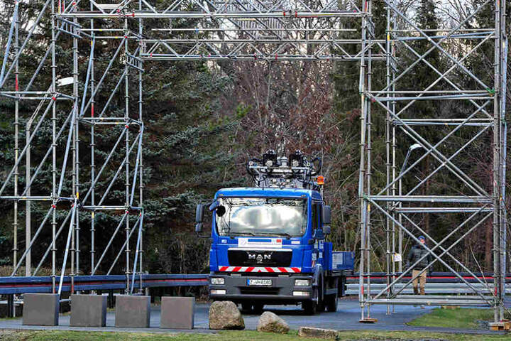 Das automatische Andrahtsystem, hier auf einem Versuchs-Lkw, wird die
Trolleybus-Welt revolutionieren.