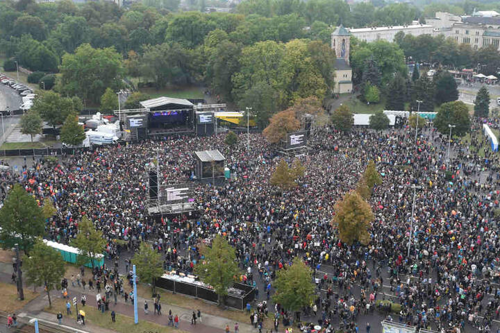 Tausende Zuschauer stehen vor dem Konzert unter dem Motto #wirsindmehr auf dem Parkplatz vor der Johanniskirche.