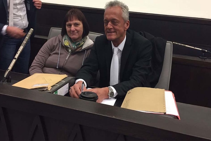 Vor Prozessbeginn lächelt Angelika W. (48) noch neben ihrem Anwalt Peter Wüller.