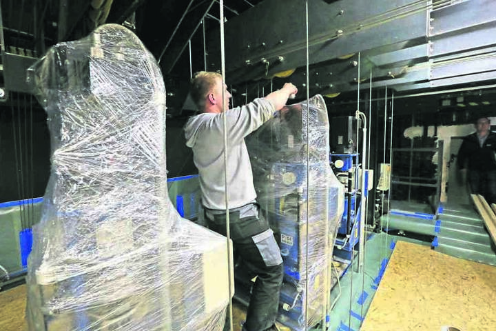 Die ursprünglich im Dachstuhl stationierte Theatertechnik wurde in den
vergangenen Tagen verpackt.