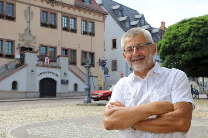 Waldenburgs Bürgermeister Bernd Pohlers (64, Freie Wähler) hofft auf einen Babyboom durch die Klapperstörche.