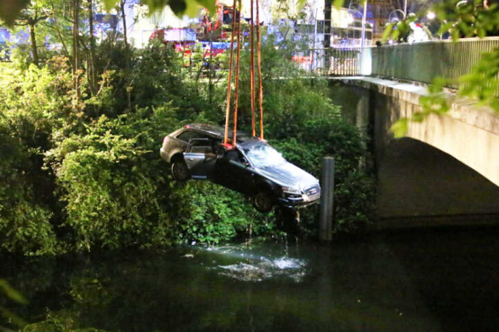 Mit einem Kranwagen holte die Berliner Feuerwehr den Audi aus dem Wasser.