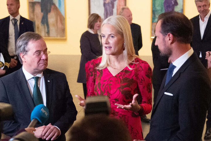 NRW-Ministerpräsident Armin Laschet (CDU, l) steht neben Kronprinzessin Mette-Marit und Kronprinz Haakon von Norwegen in der Ausstellung zu Edvard Munch bei einem Interview.