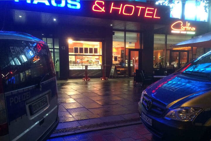 Sein Ziel: Das Biendo Hotel in der Innenstadt. Doch anscheinend irrte er sich im Stockwerk