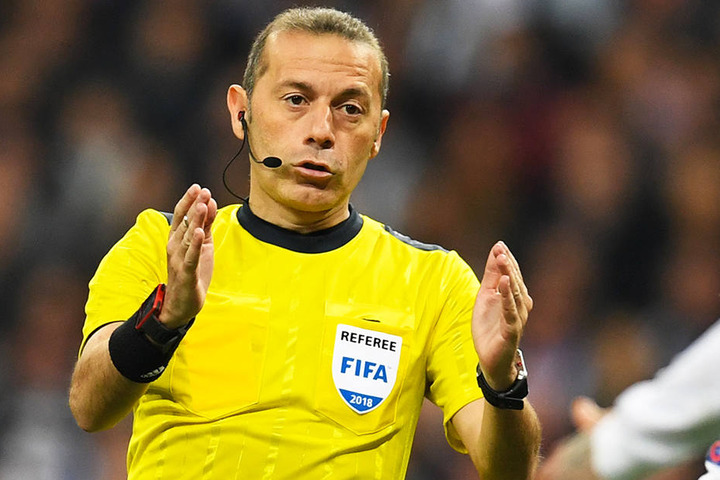 Auch Schiedsrichter Cüneyt Cakir zeigt es an: Handspiel!