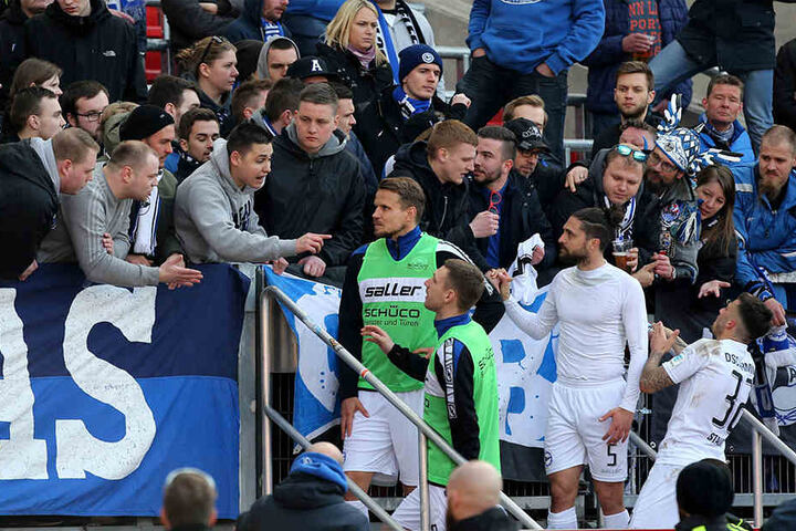 Die 500 mitgereisten Fans waren enttäuscht und suchten das Gespräch mit den Spielern.