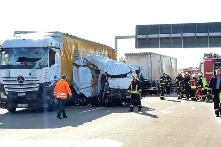 Ein Transporter, der sich zwischen den Sattelzügen befand, wurde völlig zerquetscht.