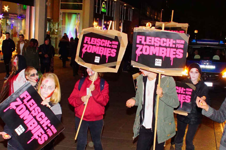 Diese Demonstranten machen auf die abartigen Zustände der Fleisch-Industrie aufmerksam.