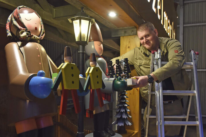 Tobias Fritzsch (39) montiert eine der Striezelfiguren für den Dresdner Striezelmarkt.