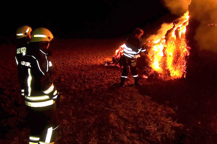 Die Einsatzkräfte konnten noch nur noch dafür sorgen, dass das Feuer kontrolliert abbrannte.