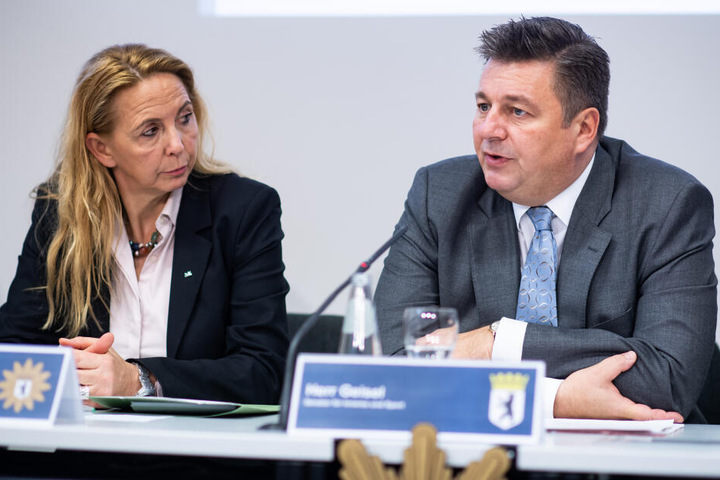 Polizeipräsidentin Barbara Slowik (l.) und Andreas Geisel (r.,SPD), Berliner Innensenator, äußern sich bei einer Pressekonferenz im Polizeipräsidium zur Verkehrssicherheit in Berlin.