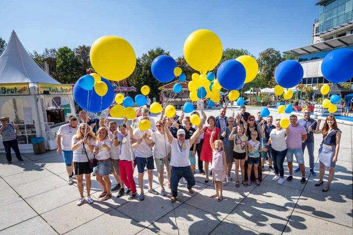 Auf dem Seeberplatz eröffneten Veranstalter Sponsoren und Bürger gemeinsam mit Luftballons in Stadtfarben das Bürgerfest.