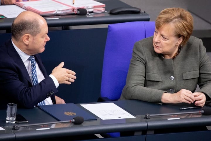 Olaf Scholz sitzt im Bundestag neben der Kanzlerin Angela Merkel.
