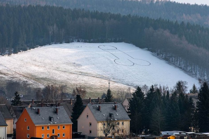 Im Februar prangte ein Riesen-Penis auf einem Feld in Lößnitz.