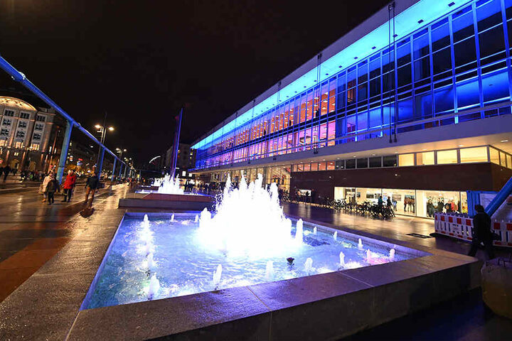 Der von außen illuminierte Kulturpalast am Samstagabend.
