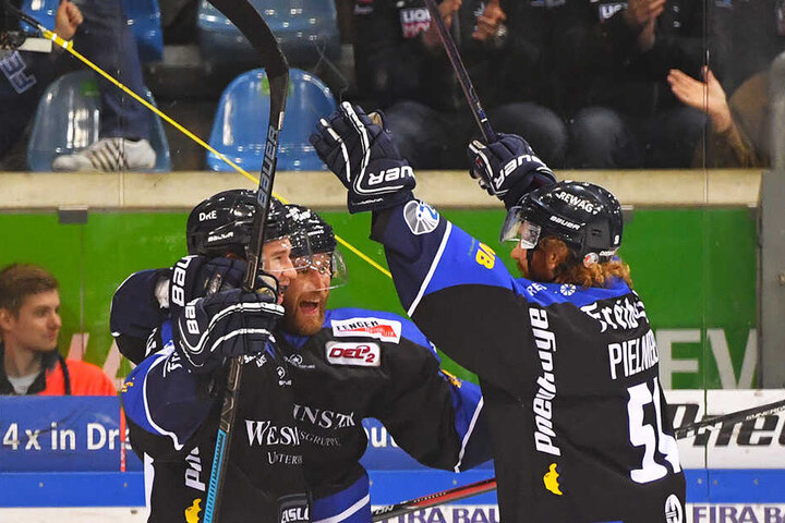 Der Schlussjubel von Timo Walther, Aleksejs Sirokovs und Thomas Pielmeier.