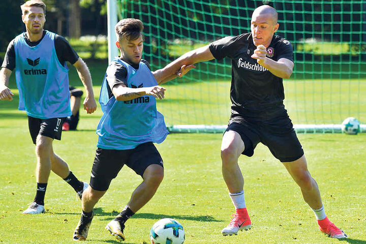 Haris Duljevic (r.) hat in den letzten Wochen auf dem Trainingsplatz nicht nur bei diesem Zweikampf mit Sascha Horvath eine gute Figur gemacht.