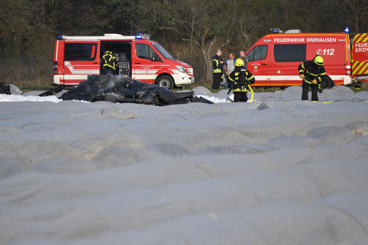 Von dem Flugzeug sind nur noch verkohlte Wrack-Teile übrig.