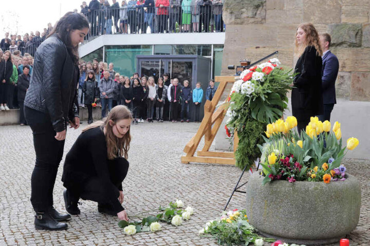 Schüler legten Blumen für die Opfer nieder.