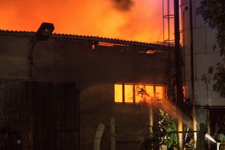 Meterhoch loderten die Flammen aus dem Dach der Scheune in Berthelsdorf