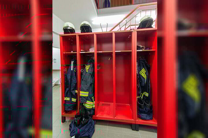 Leere Schränke im Depot: Nur noch 23 Feuerwehrleute gehören der Feuerwehr an. Die meisten erfüllen nicht mal die Mindestanforderungen.