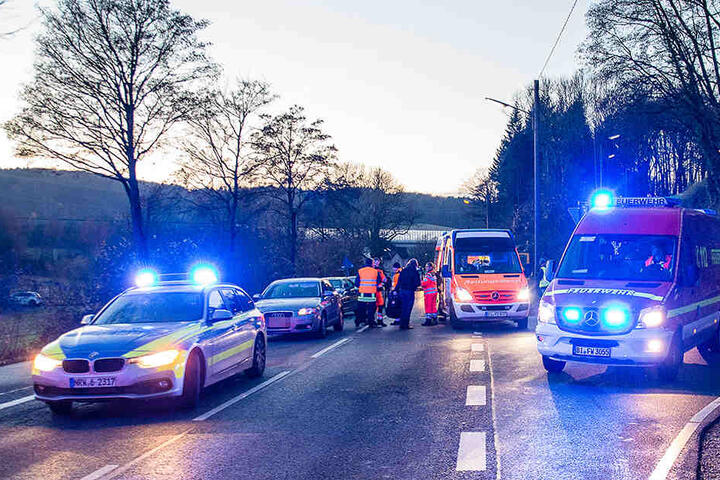 Die Straße musste bis etwa 17 Uhr gesperrt bleiben.