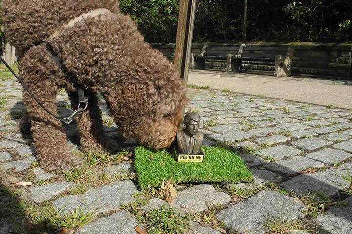 Phil Gable hat die Figuren mit Stahlkabeln gegen Diebstahl gesichert.