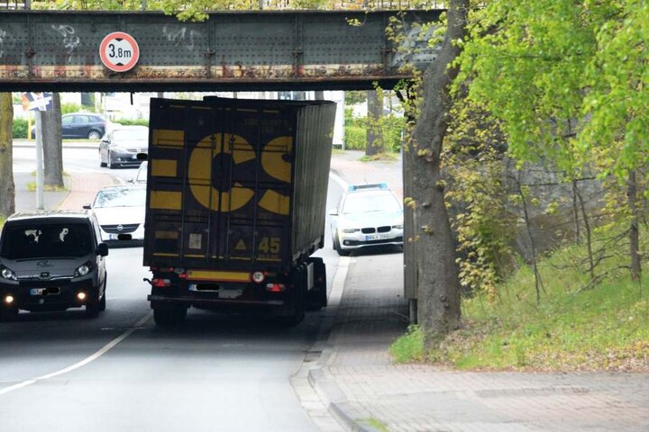 Die Polizei musste eine Fahrspur sperren.