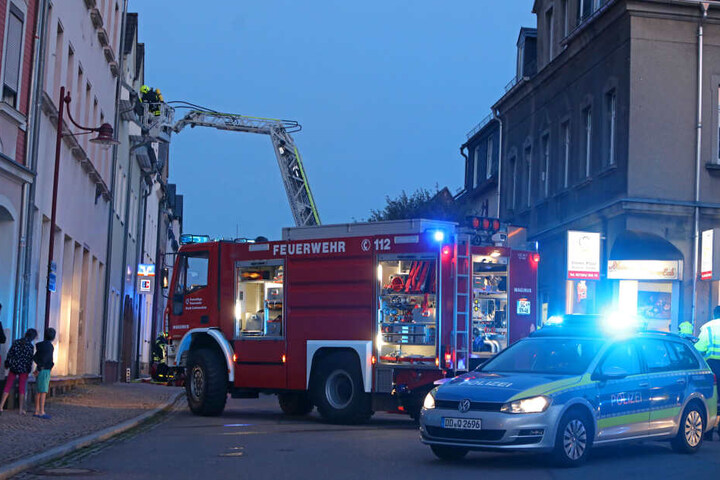 Die Feuerwehr setzte auch eine Drehleiter ein.