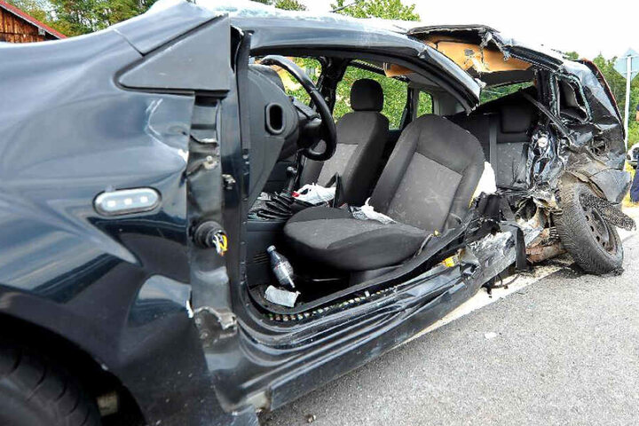 Der Ford Fiesta wurde schwer beschädigt, die Feuerwehr musste eingeklemmte Personen befreien.