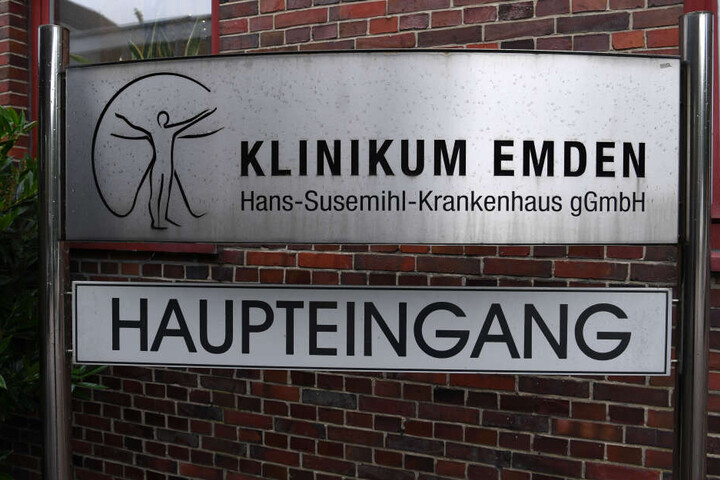 Das Eingangsschild am Klinikum Emden.