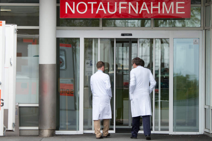 Der Mann wurde mit lebensgefährlichen Verletzungen in ein Krankenhaus eingeliefert. (Symbolbild)